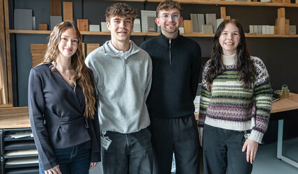 Vier junge Menschen, die bei der wbg Nürnberg arbeiten.