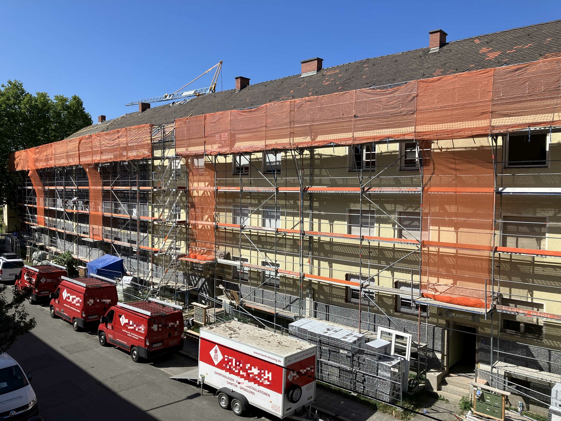 Ansicht Seite eines Gebäudes. Baugerüst an der Fassade. 