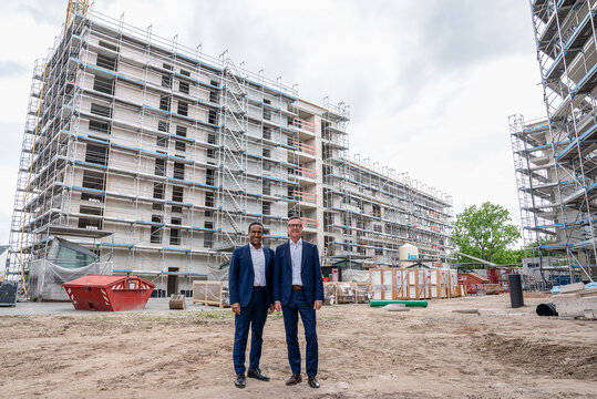 Bürgermeister Dr. Nasser Ahmed und wbg-Geschäftsführer Ralf Schekira im "Urbanen Zentrum Züricher Straße".