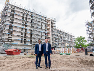 Bürgermeister Dr. Nasser Ahmed und wbg-Geschäftsführer Ralf Schekira im "Urbanen Zentrum Züricher Straße".