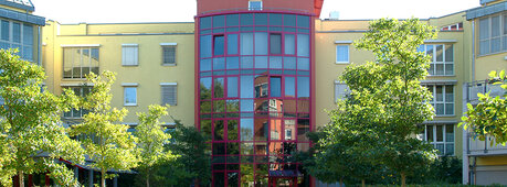 Der Link hinter dem Bild führt zur Seite „Wohnprojekte“. Hier gelangt man auch über die Seite "Broschüren und Fyler" hin. Das Bild zeigt ein Gebäude der wbg Nürnberg. 