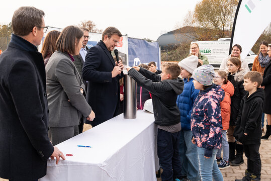 Die Zeitkapsel wird befüllt.