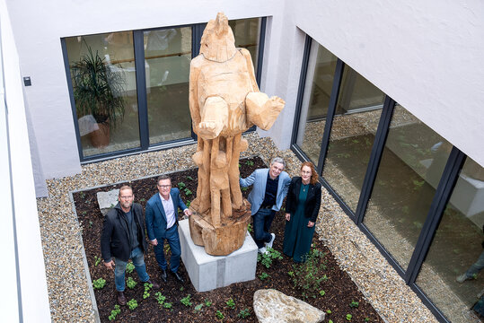 Enthüllung des Kunstwerkes im Hans-Schneider-Haus der AWO