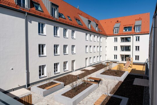 The inner courtyard of the residential complex at Grünewaldstr. 16. Photos: Julian Wachtler