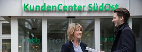 Kundenbetreuer vor einem KundenCenter der wbg Nürnberg