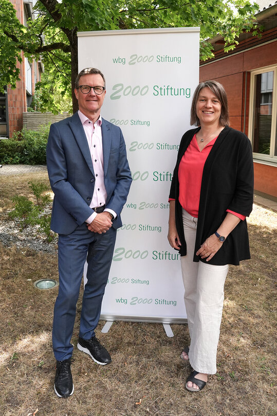 wbg-Geschäftsführer und Vorsitzender des Stiftungsvorstandes Ralf Schekira mit Sozialreferentin und der Vorsitzenden des Stiftungsbeirats Elisabeth Ries zeigen die Jubiläumsschrift. Foto: Meike Schulig, wbg Nürnberg