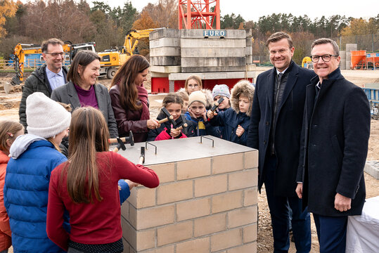 Der Grundstein wird gelegt.