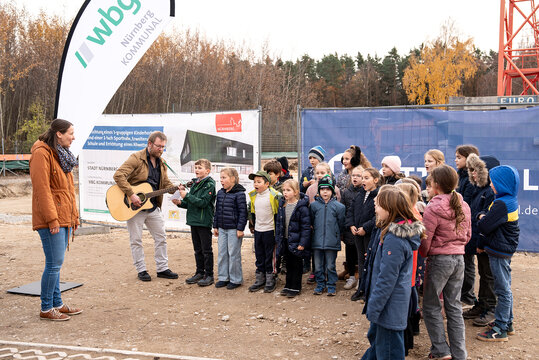 Der Chor der Grundschule Fischbach singt.