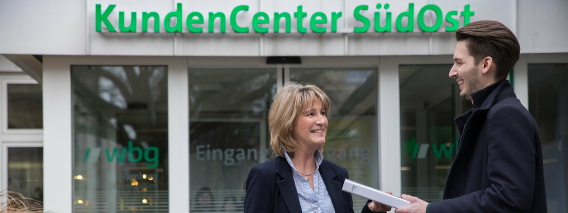 Kundenbetreuer vor einem KundenCenter der wbg Nürnberg