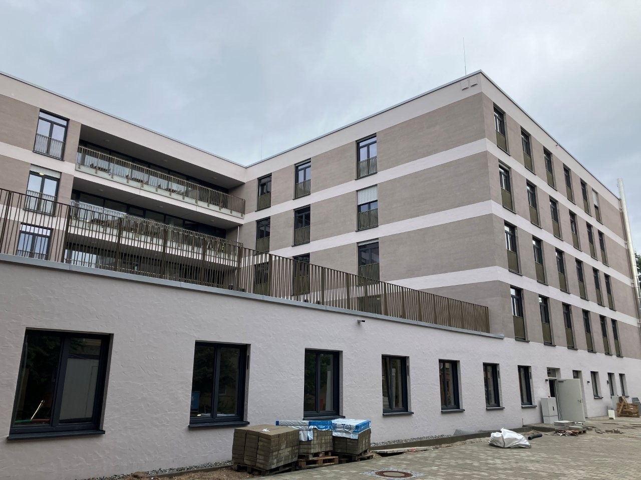 Juli 2025: Die Fassade ist fertig gestellt.
