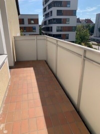 Großer Balkon und direkte Anbindung an den ÖPNV - Photo 4