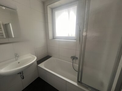 Schöne 3-Zimmer-Wohnung mit Balkon - das Gebäude wird derzeit modernisiert - Foto 2