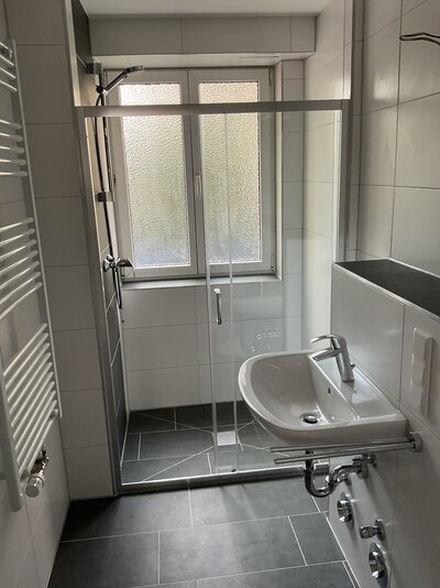 Frisch renovierte Dreizimmerwohnung im Hochparterre- direkt an der U-Bahn! - Photo 1