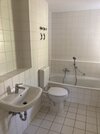 Bad mit Badewanne und Fenster