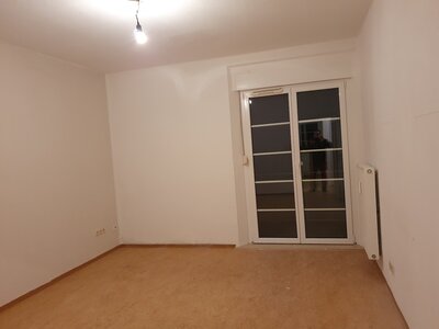 Wohnzimmer + Balkonzugang