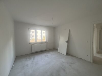 Kleine, renovierte 4-Zimmer-Wohnung mit Balkon im Erdgeschoss - Photo 1