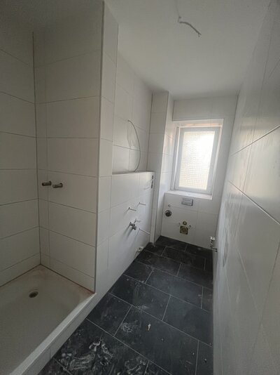 Kleine, renovierte 4-Zimmer-Wohnung mit Balkon im Erdgeschoss - Photo 2