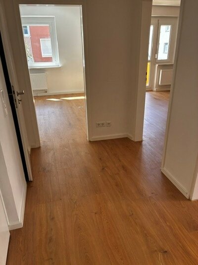 Modern gefliestes Tageslichtbad mit Wanne, in zentraler und ruhiger Lage - Foto 3