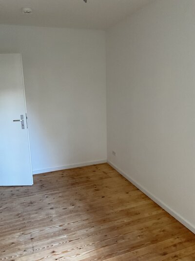 Frisch renovierte Dreizimmerwohnung im Hochparterre- direkt an der U-Bahn! - Foto 1