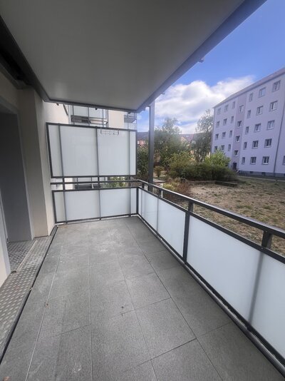 Kleine, renovierte 4-Zimmer-Wohnung mit Balkon im Erdgeschoss - Photo 4