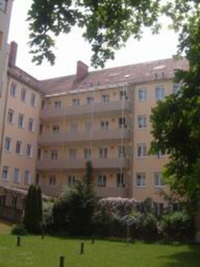 Frisch renovierte Dreizimmerwohnung im Hochparterre- direkt an der U-Bahn! - Photo 2