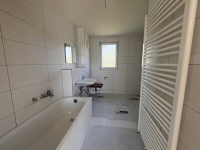 Erstbezug durch Aufstockung - 15.09.2026! - Tolle 4-Zimmer-Wohnung mit Terrasse und Blick ins Grüne - Photo 4