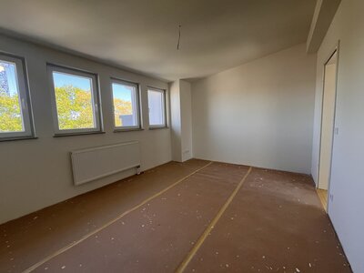 Erstbezug durch Aufstockung - 01.09.2026! Tolle 4-Zimmer-Wohnung mit Terrasse und Blick ins Grüne - Photo 3