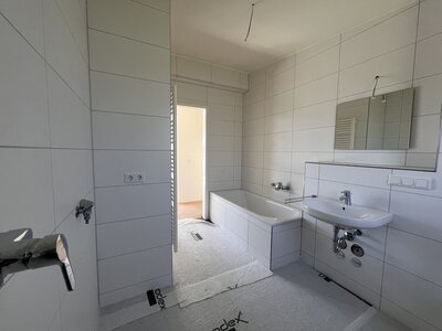 Erstbezug durch Aufstockung - 15.09.2026! - Tolle 4-Zimmer-Wohnung mit Terrasse und Blick ins Grüne - Photo 3