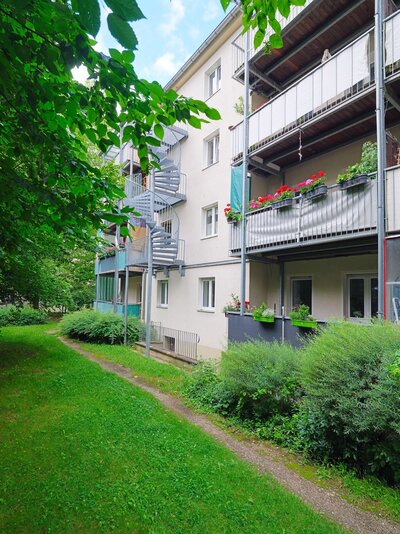 Gemütliche 2-Zimmer Erdgeschosswohnung mit Balkon und Blick ins Grüne - Photo 3