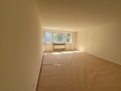 ERSTBEZUG nach Sanierung! - Helle 3-Zimmer-Wohnung mit Balkon - Photo 4