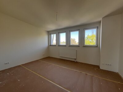 Erstbezug durch Aufstockung - 01.09.2026! Tolle 4-Zimmer-Wohnung mit Terrasse und Blick ins Grüne - Photo 4