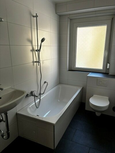 Modern gefliestes Tageslichtbad mit Wanne, in zentraler und ruhiger Lage - Foto 1