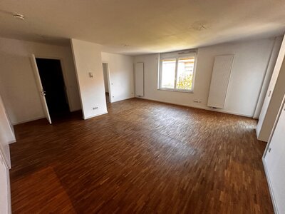 Sonniger Balkon und modernes Ambiente - Foto 1