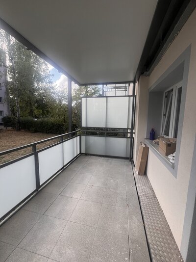 Kleine, renovierte 4-Zimmer-Wohnung mit Balkon im Erdgeschoss - Photo 3