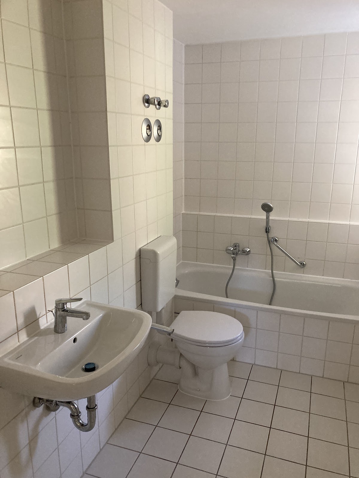 Bad mit Badewanne und Fenster
